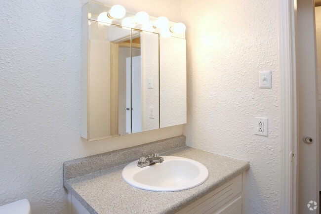 1BR, 1BA - 800 SF - The Woods At Fair Oaks
