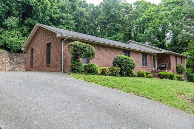 Building Photo - New Listing!