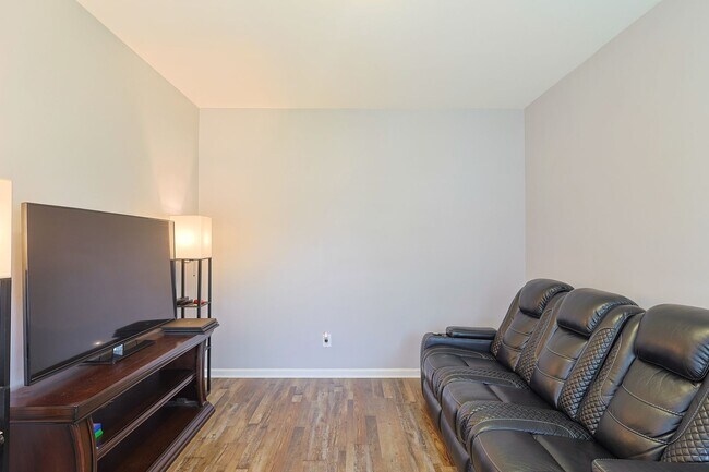 363 Heathrow Dr