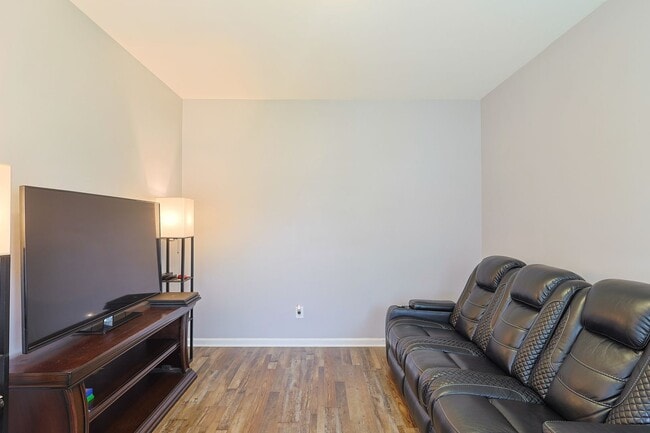 Photo - 363 Heathrow Dr