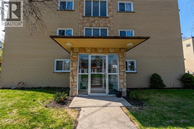 Photo - 1075 Brenchley St