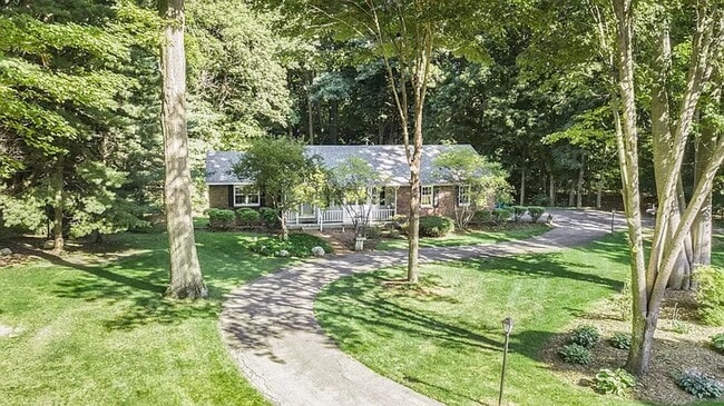 Building Photo - Beautiful 3BD/2.5BA Ranch in Park-like Set...
