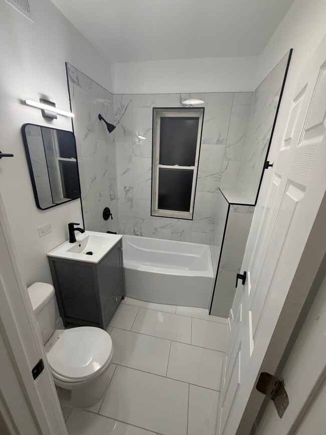 Photo - 3049 W Berteau Ave Unidad 3