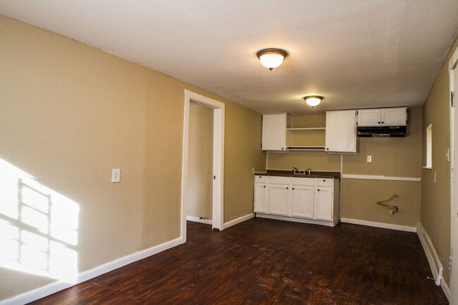 Photo - 924 St James St Unit 2
