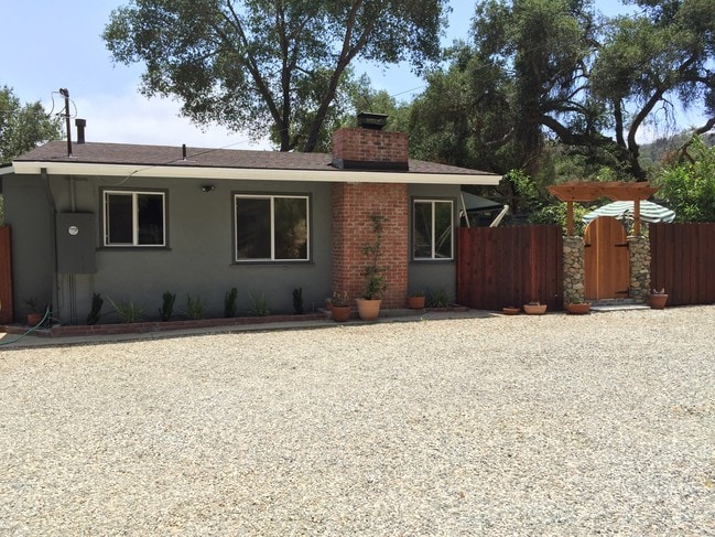 Frente de la casa, estacionamiento hasta 8 autos - 21620 Circle Trl