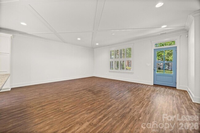 Photo - 706 Kingsley Way