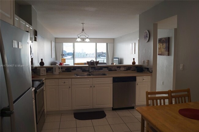 Building Photo - 17050 N Bay Rd Unit 407