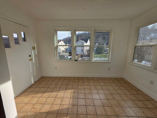 Photo - 4 Bedroom House for Rent in Shaler Schools !