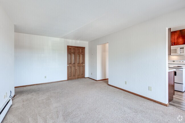 2BR, 1BA - 815SF - Living