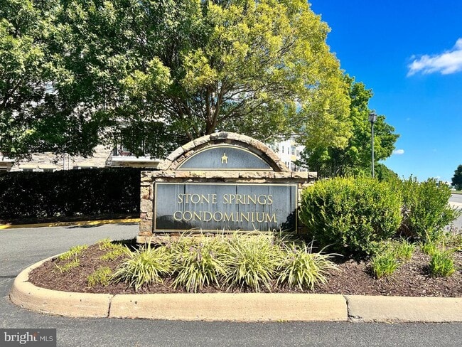 Building Photo - 41967 Pickwick Ml Ter