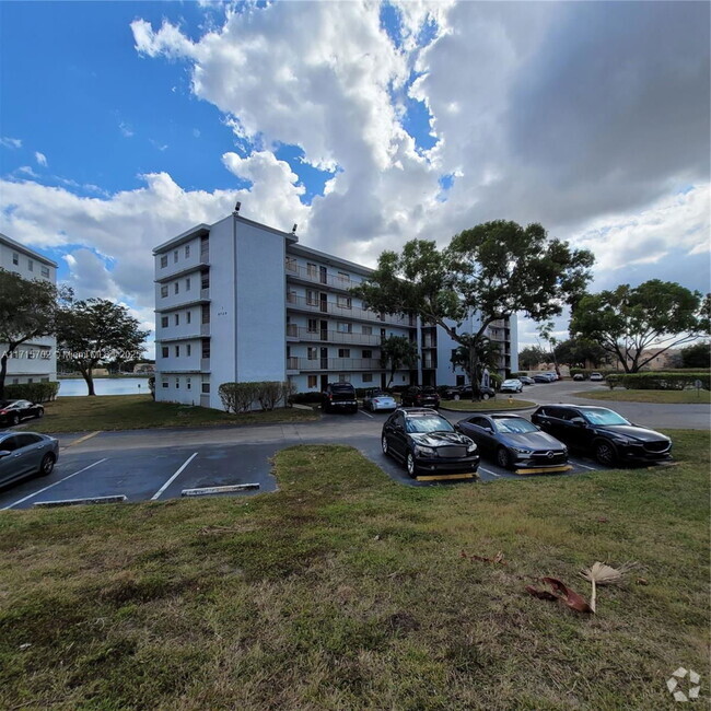 Building Photo - 8720 N Sherman Cir Unit 201 Rental