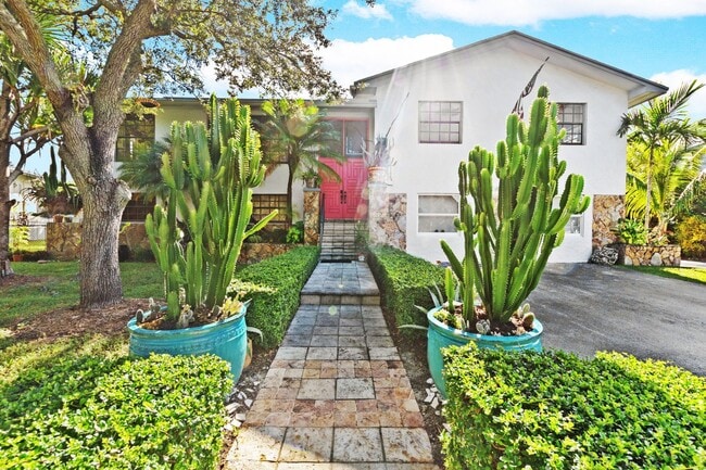 Building Photo - Beautiful Rustic Contemporary Duplex in Cu...