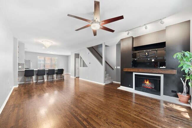 712 S Western Ave