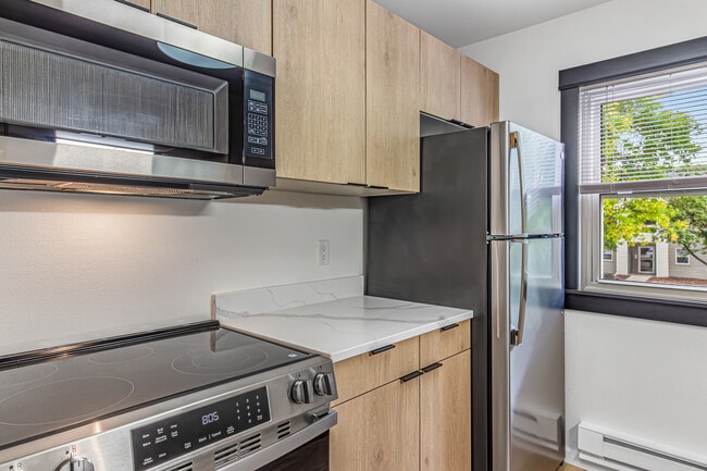 Apartment Kitchen - High Point Woods