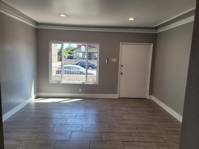 1127 E 21st St Unidad Main