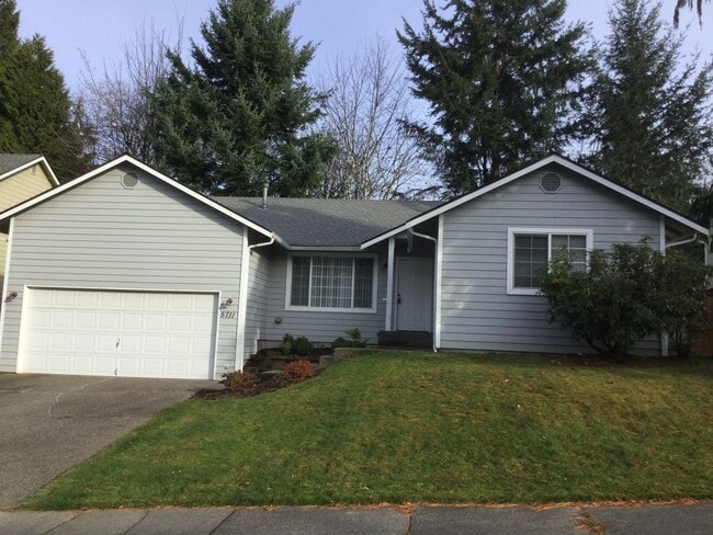 Building Photo - Spacious 3-Bed, 2-Bath Home with Private Y...