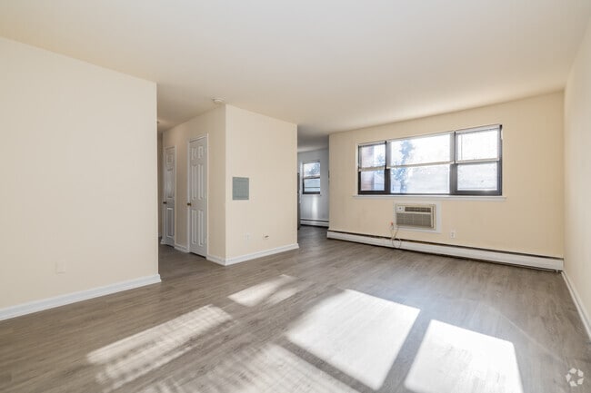 2BR, 1BA - 700SF - Living Room - Springfield Green Apartments