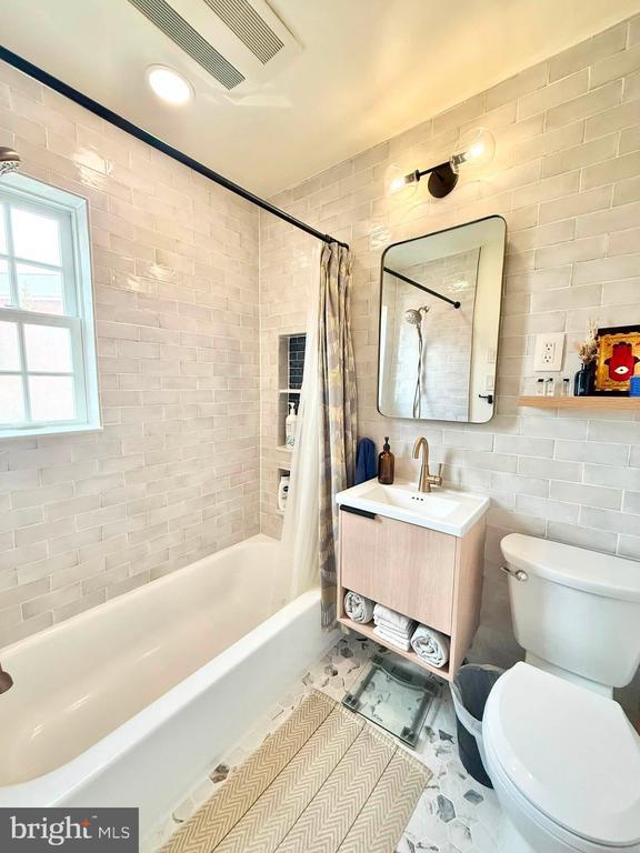 Photo - 1616 W Abingdon Dr Unit 202