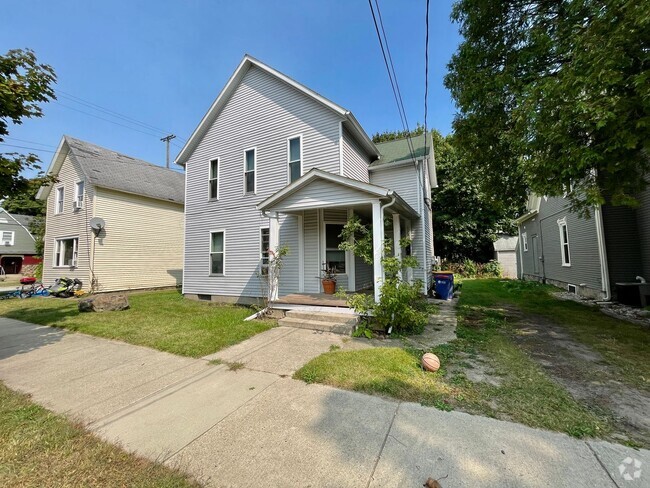 Building Photo - 558 Fremont Ave NW Unit #2 Rental