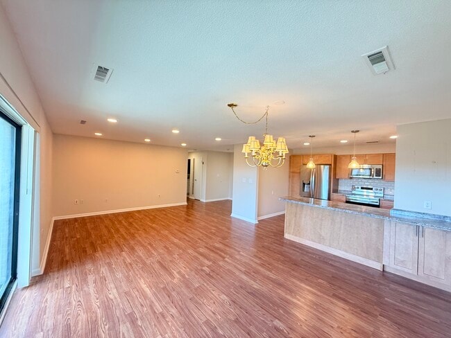 Building Photo - 1006 Paradise Rd Unit 3R