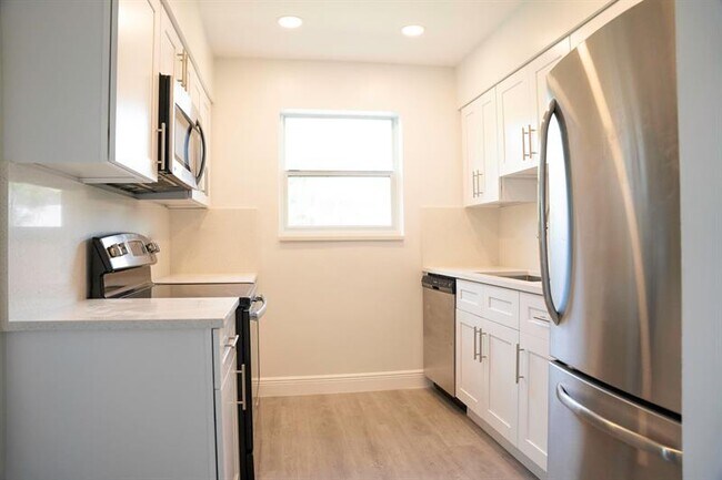 Photo - 530 NE 46th St