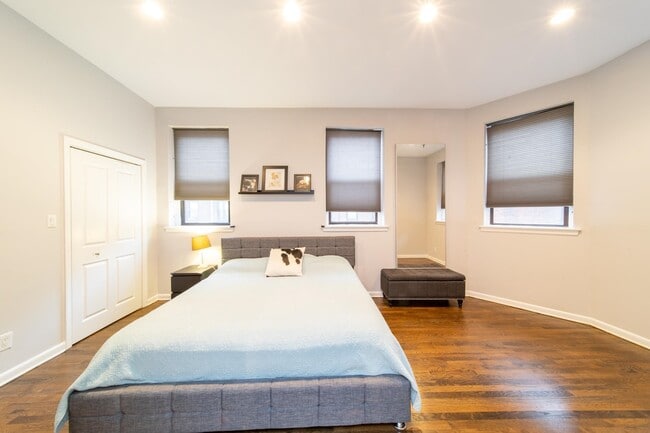 Building Photo - 227 Christopher Columbus Dr Unit 302B Rental