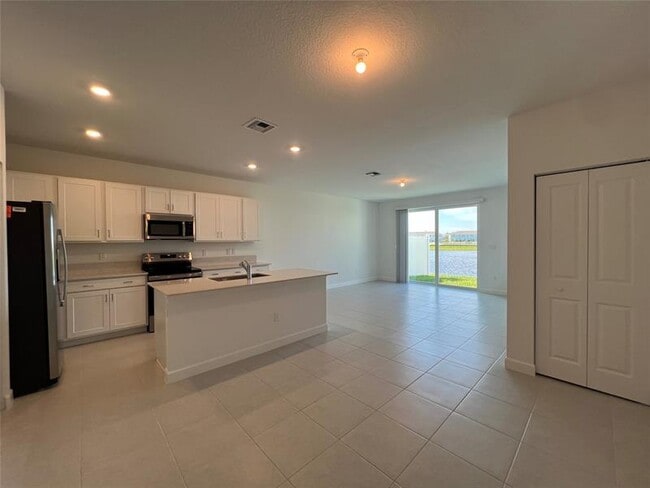 Photo - 655 SE Lk Fls St