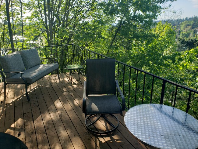 Awesome deck in the trees! - 934 SW Caldew Dr Casa Adosada