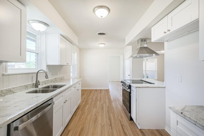 Photo - 802 Wright St