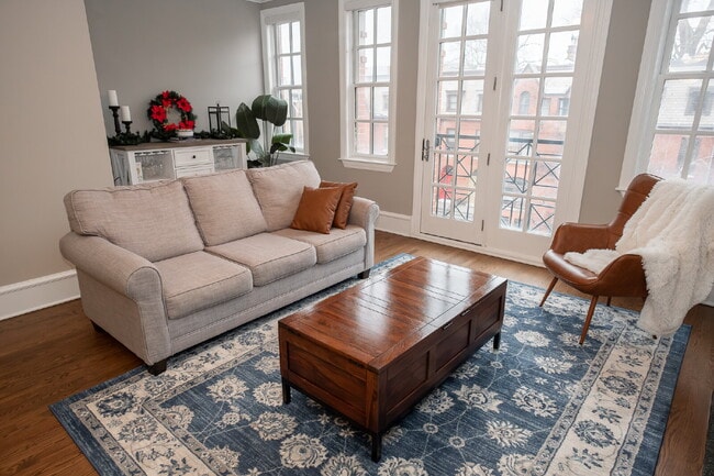 Building Photo - 3-Bed Urban Retreat with Fireplace & Granite Touches in Lincoln Park Unit #3W