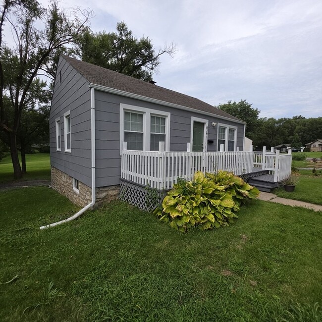 Cozy 3 bedrooms and 1 bath home located on Brooklane St in Raytown, MO.