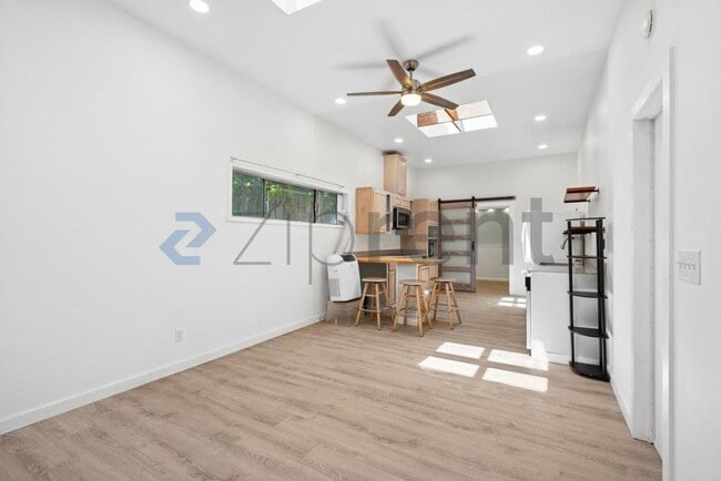 Building Photo - Unit B