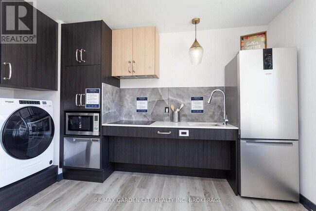 Photo - 670 Upper Wentworth St