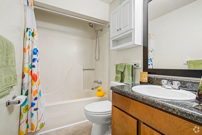Deluxe 2BR, 1BA - 815SF - Bathroom
