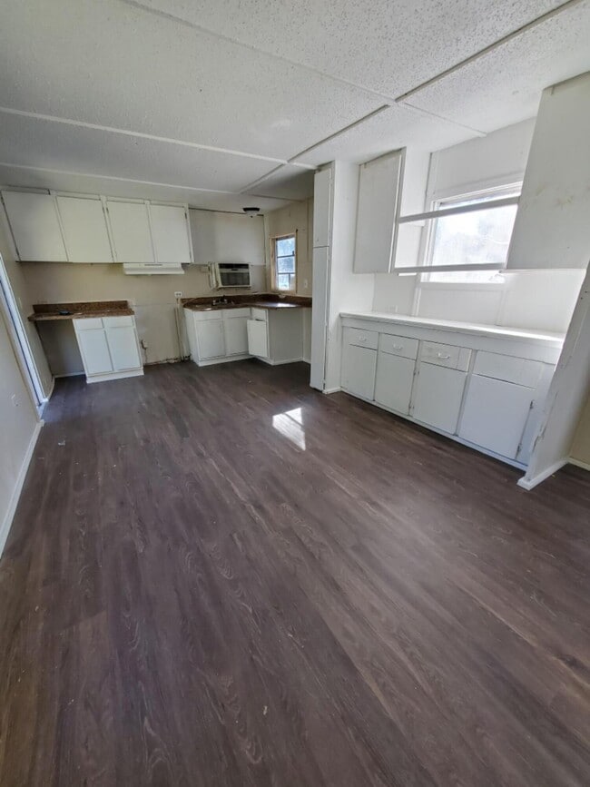 Building Photo - 882 E Chestnut Ave Rental