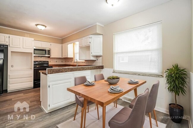 Photo - 1053 Wiltshire Rd