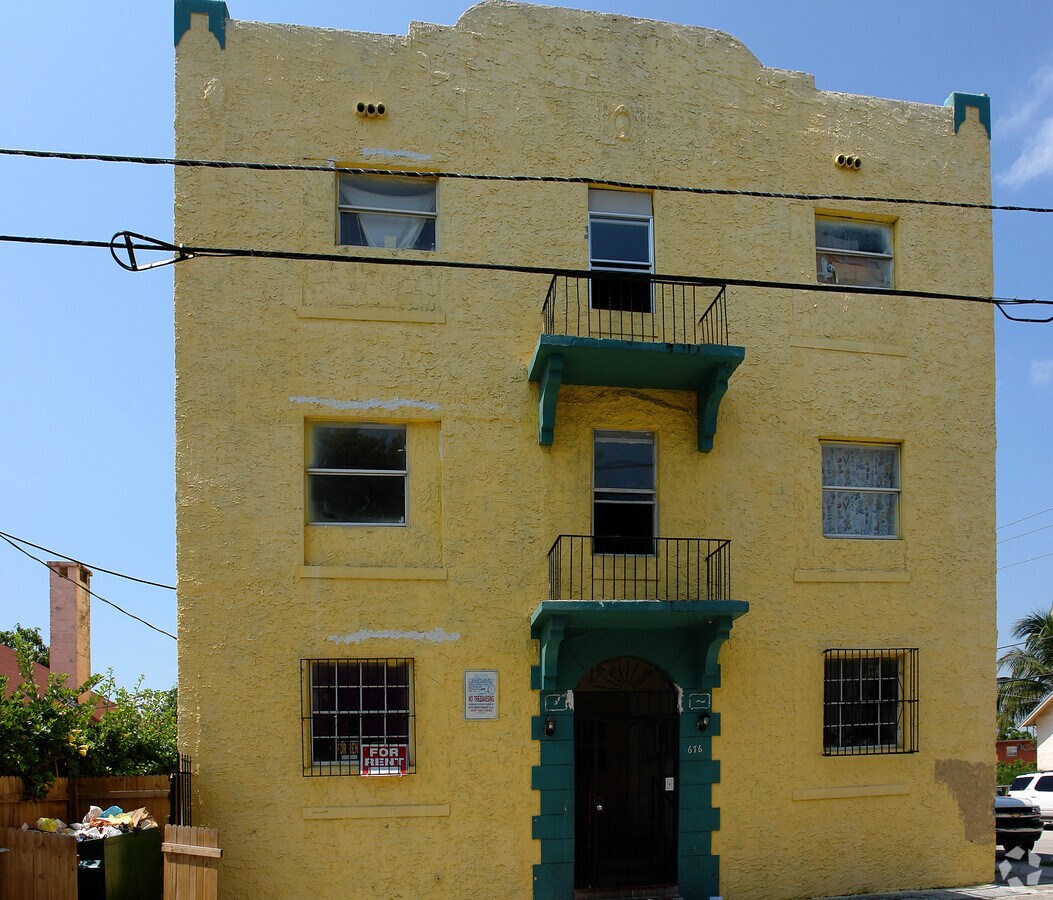 Photo - 676 SW 2nd St