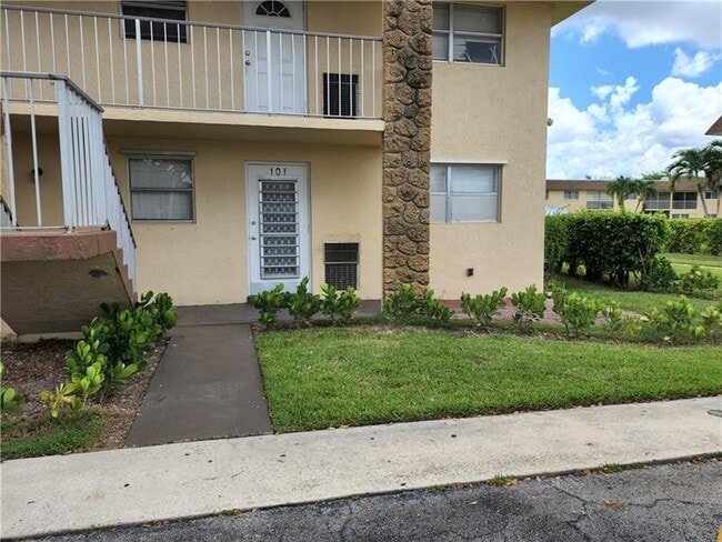 Building Photo - 9911 Sandalfoot Blvd Unit 101
