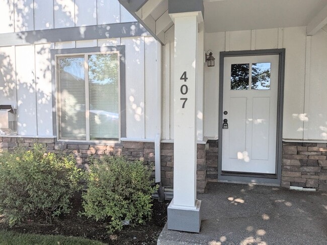 Building Photo - Gorgeous 3x2 townhouse with bonus loft, si...