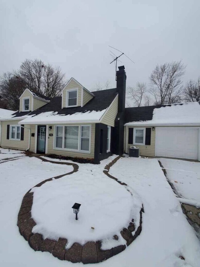 Building Photo - Charming 4-Bedroom Property in Prime Location