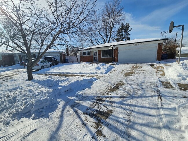 Building Photo - Come see your new home!