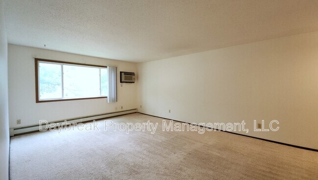 Photo - 3024-9 1/2 9 1/2 St N