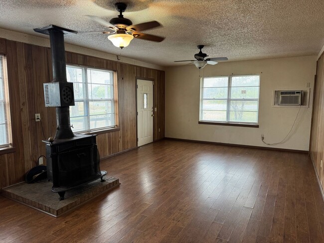 Photo - 5 Bed 2 Bath Home w/ 6.14 Acres In Iowa Park ISD.