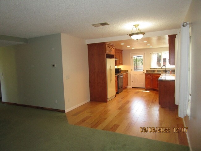 Photo - 2827 Owens St