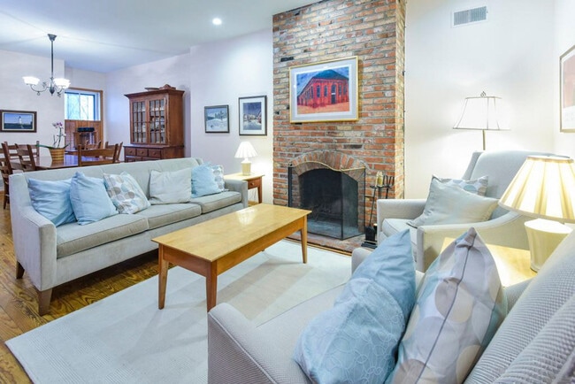 Building Photo - 1127 Independence Ave SE Unit ID446P