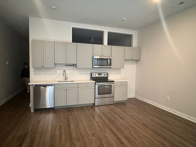 Photo - 311 W Main St Unidad 206