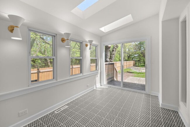 Photo - 1025 E 48th St