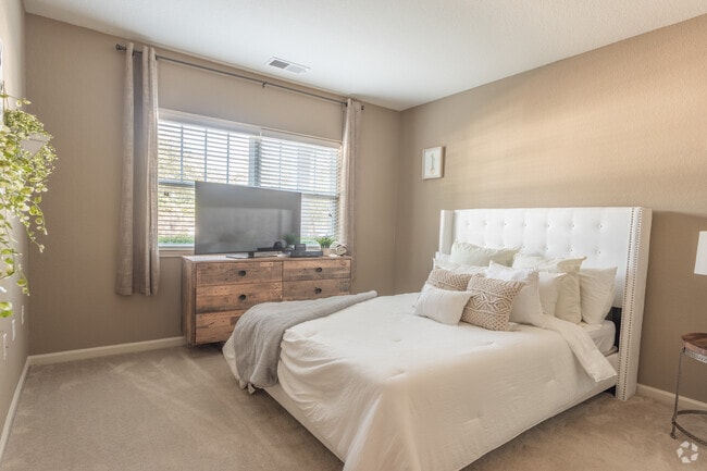 2BR,2BA,-1064SF, The Conquest