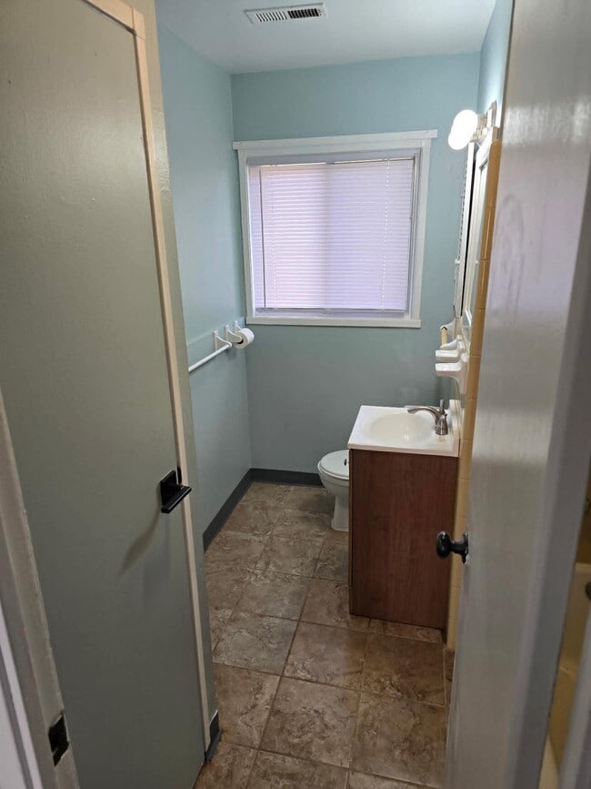 Photo - 1702 Wakefield Dr NE