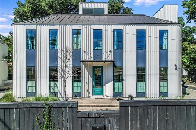 1304 Navasota St